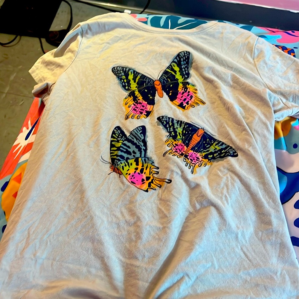 It has more than one color it’s haven’t been used and it looks cute